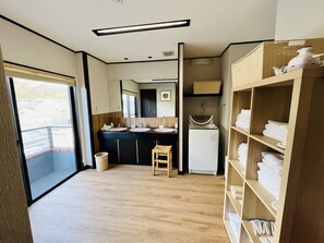 Rainfall showerhead, towels, soap, shampoo - SHUNNO ASINOKO (Hakone)