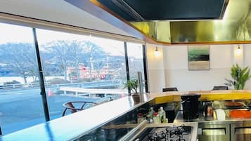 Geladeira, micro-ondas, chaleira elétrica