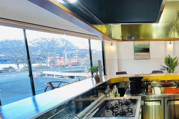 KĂŒhlschrank, Mikrowelle, Wasserkocher, Kochgeschirr/Geschirr/Besteck