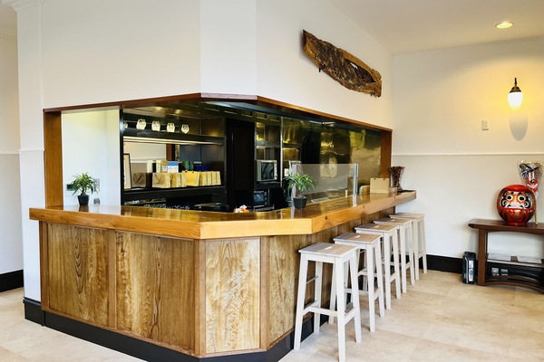 Kylskåp, mikrovågsugn, vattenkokare och grytor/köksredskap