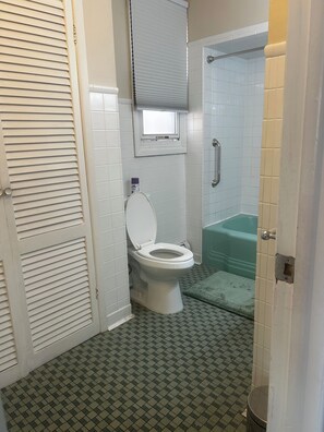 Bathtub, hair dryer, towels, toilet paper - Apt with utilities, wifi, a compact parking space, & on-site laundry near NYC! (Bayonne)
