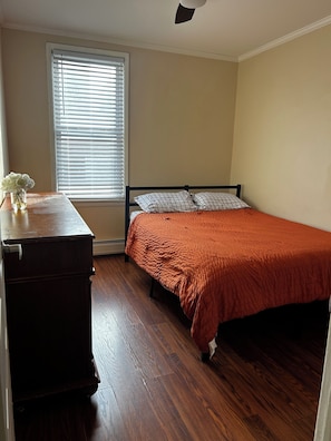 2 bedrooms, desk, free WiFi, bed sheets - Apt with utilities, wifi, a compact parking space, & on-site laundry near NYC! (Bayonne)