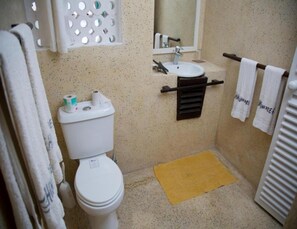 Combinació de dutxa i banyera i tovalloles