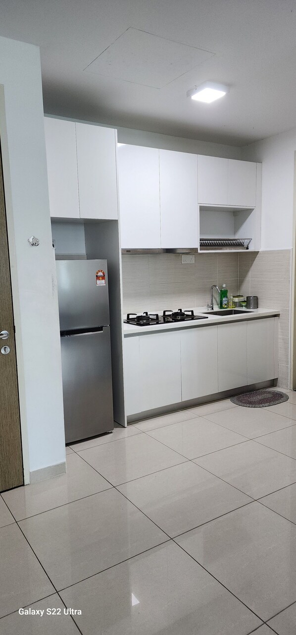 Frigorifero, microonde, forno, piano cottura