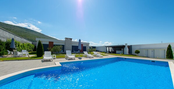 Kolam renang outdoor musiman