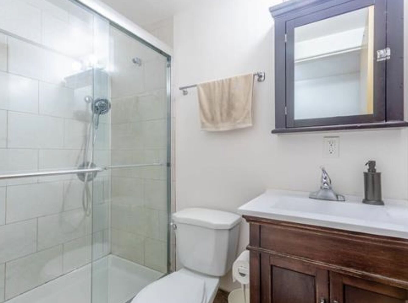 Ducha, secador de pelo, toallas, jabón