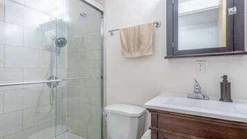 Ducha, secador de pelo, toallas, jabón