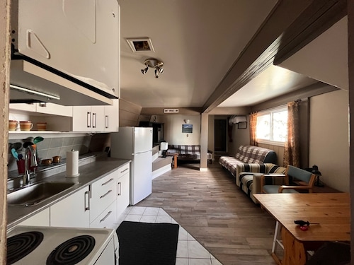 Cozy Big White Ski-In 1-bedroom condo. Sleeps 4-6+. RENOVATED! Pet-Friendly