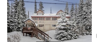 Cozy Big White Ski-In 1-bedroom condo. Sleeps 4-6+. RENOVATED! Pet-Friendly