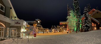 Cozy Big White Ski-In 1-bedroom condo. Sleeps 4-6+. RENOVATED! Pet-Friendly