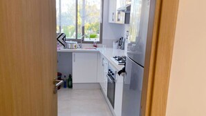 Kaffetrakter/tekoker, kjøleskap, ovn og oppvaskmaskin