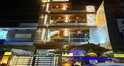 Urban homestay 8bhk individual rooms-swimming pool, projector,table tennis