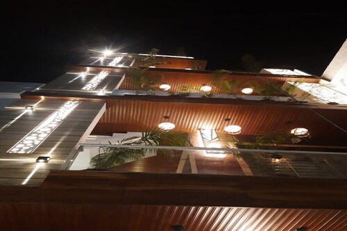 Urban homestay 8bhk individual rooms-swimming pool, projector,table tennis 