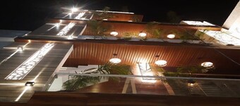 Urban homestay 8bhk individual rooms-swimming pool, projector,table tennis 