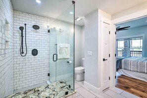 Amenidades de baño gratuitas, secadora de cabello, toallas 