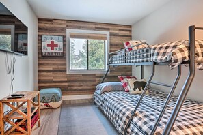 3 bedrooms, desk, Internet, bed sheets - Modern Sunriver Home w/ Hot Tub: Ski, Hike & Bike! (Sunriver)