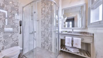 Deluxe Room | Bathroom