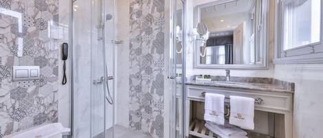 Deluxe kamer | Badkamer | Een douche, gratis toiletartikelen, een haardroger, handdoeken