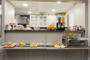 朝食 (ビュッフェ)、毎日提供 (無料)