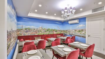 Sudah termasuk sarapan prasmanan setiap hari