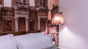 Minibar, caja de seguridad en la habitación y decoración personalizada