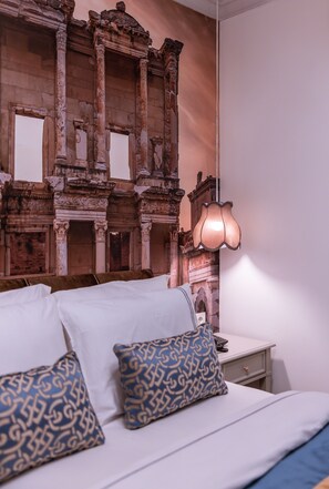 Habitación individual económica | Minibar, caja de seguridad en la habitación y decoración personalizada 