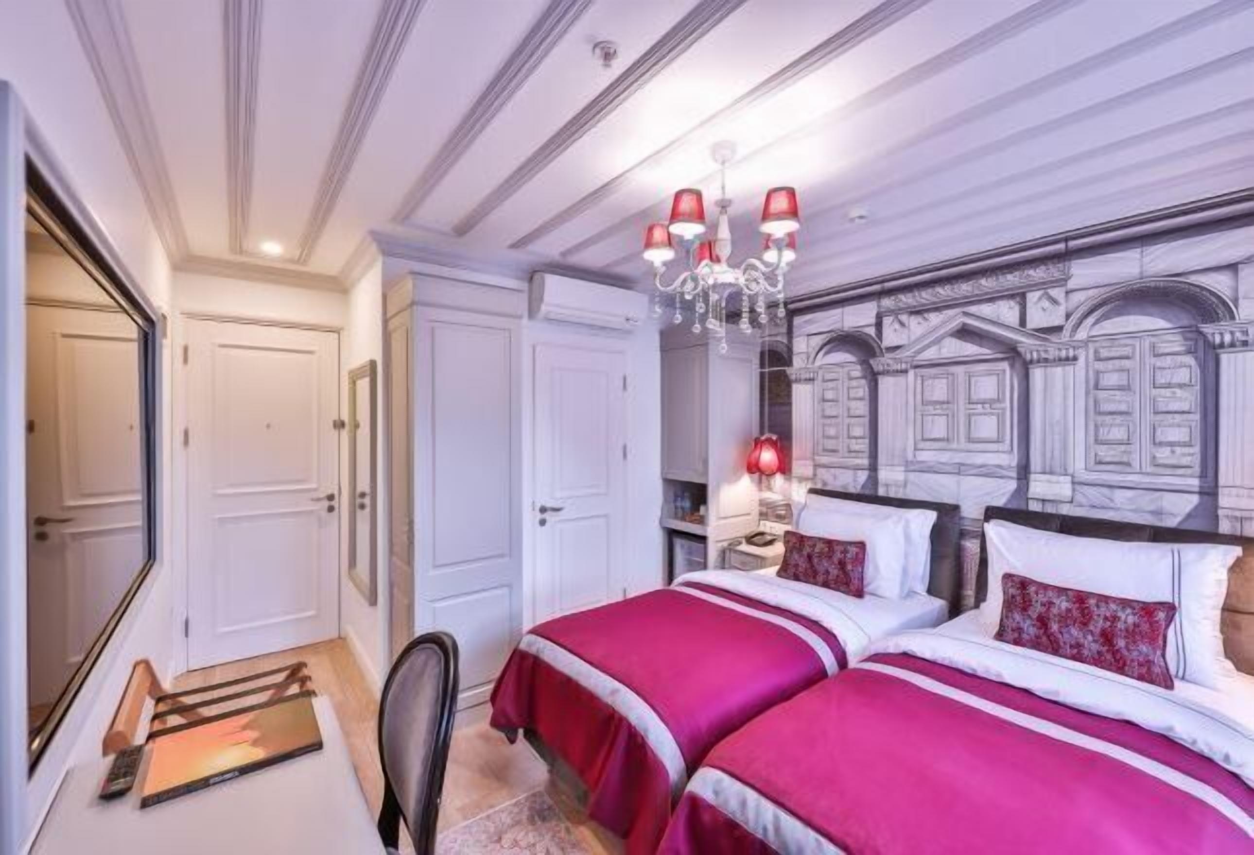 Minibar, caja de seguridad en la habitación y decoración personalizada 