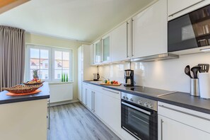 Kühlschrank, Mikrowelle, Ofen, Geschirrspüler