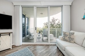 Smart TV - Destin Condo Walk to Beach • Pool, Hot Tub, Gym & Tennis • Sleeps 7 (Destin)