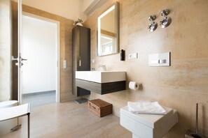 Douche, sèche-cheveux, serviettes fournies