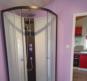 Dusche, Haartrockner, Toilettenpapier