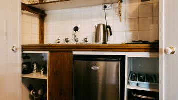 Refrigerador, microondas, tetera eléctrica y tostadora
