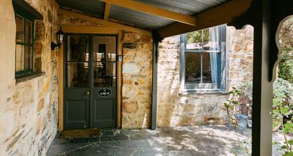 Escape & Step Back in Time. Spa Wood Fire 4 Poster Bed! Mintaro Hideaway Scholar