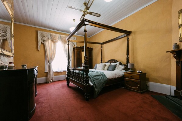 2 bedrooms, WiFi, bed sheets - Escape & Step Back in Time. Spa Wood Fire 4 Poster Bed! Mintaro Hideaway Scholar (Mintaro)