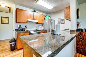 Mikrobølgeovn, kokeplater, oppvaskmaskin og kaffetrakter/tekoker