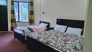 Quarto triplo standard | Ferros/tábuas de passar roupa, Wi-Fi de cortesia