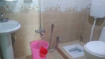 Chuveiro, produtos de toalete grátis, chinelos, toalhas de banho