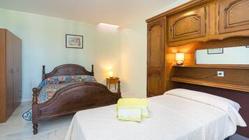 3 makuuhuonetta, silitysrauta/-lauta, ilmainen Wi-Fi, vuodevaatteet