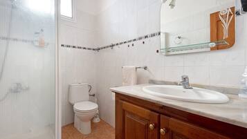 Douche, sèche-cheveux, serviettes fournies