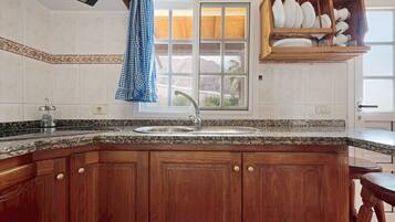 Een koelkast, een magnetron, een kookplaat