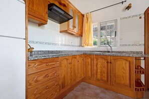 Kühlschrank, Mikrowelle, Herdplatte, Geschirrspüler