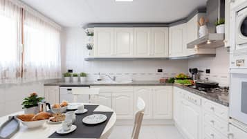 Jääkaappi, mikroaaltouuni, uuni, liesi