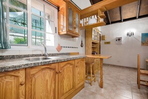 Interior - Country House 'El Cardon A2' with Sea and Mountain Views, Terrace and Wi-Fi (Buenavista del Norte)