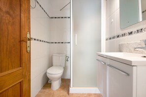 Een douche, een haardroger, handdoeken