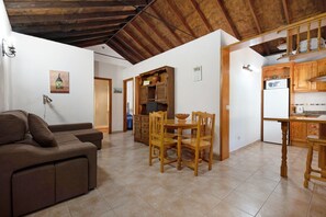 TV - Country House 'El Cardon A2' with Sea and Mountain Views, Terrace and Wi-Fi (Buenavista del Norte)