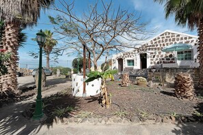 Property grounds - Country House 'El Cardon A2' with Sea and Mountain Views, Terrace and Wi-Fi (Buenavista del Norte)