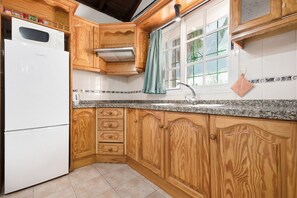 Fridge, microwave, oven, stovetop - Country House 'El Cardon A2' with Sea and Mountain Views, Terrace and Wi-Fi (Buenavista del Norte)