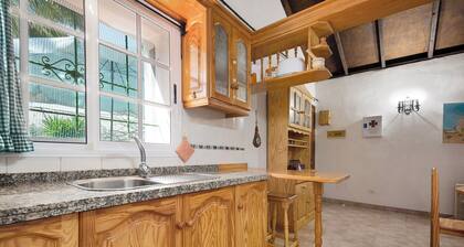 Country House 'El Cardon A2' with Sea and Mountain Views, Terrace and Wi-Fi