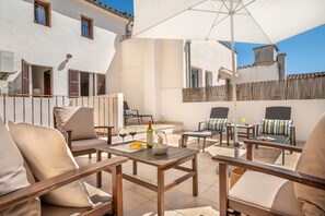 Outdoor dining - Holiday Home 'Ca Na Francesca' with Mountain View, Wi-Fi and Air Conditioning (Pollença)