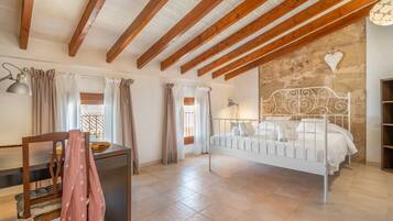 3 bedrooms, iron/ironing board, WiFi (free), bed sheets